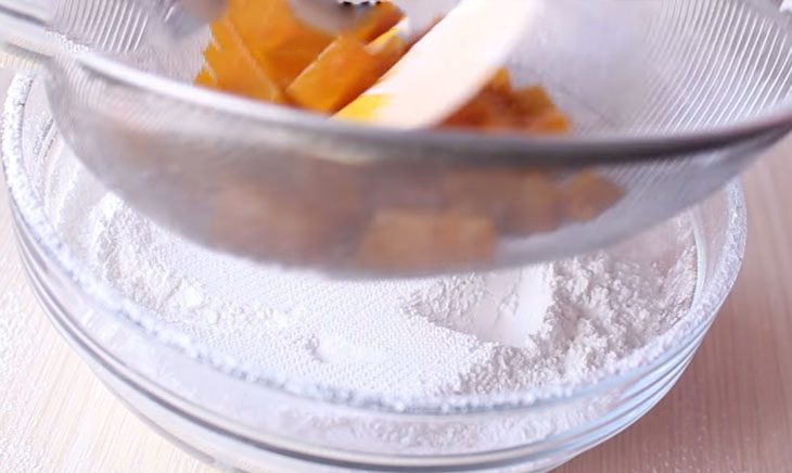 Step 3 Mix the dough for steamed pumpkin cake