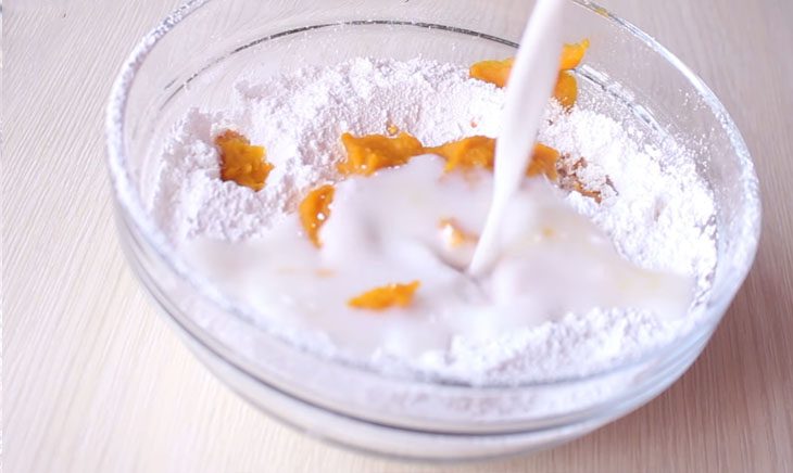 Step 3 Mix the dough for steamed pumpkin cake