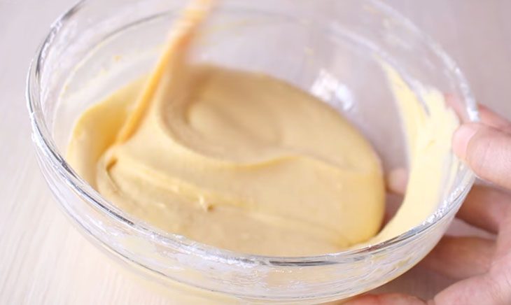 Step 3 Mix the dough for steamed pumpkin cake