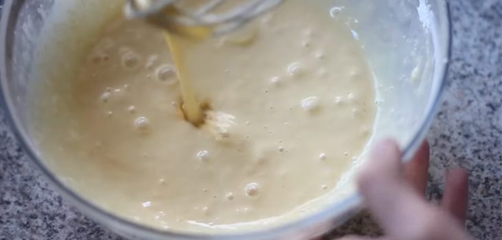 Step 2 Mixing the dough for steamed rice cake using a pan