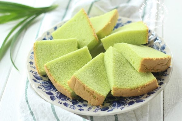 Green tea sponge cake