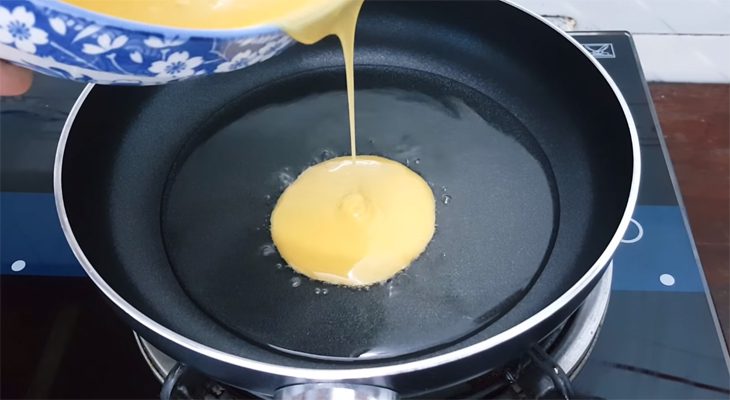 Step 2 Fry the cake Fried Flour Cake