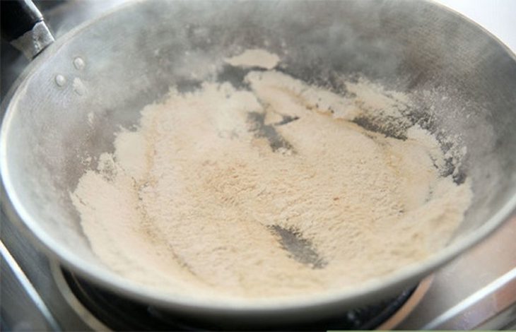 Step 4 Roasting the flour Banana cake made from glutinous rice flour