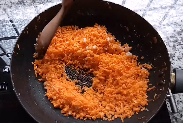 Step 4 Stir-frying the filling for vegetarian rice rolls in a pan