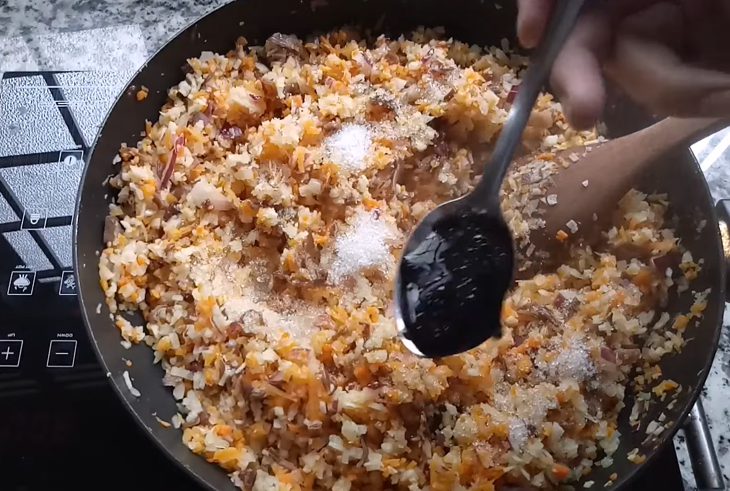 Step 4 Stir-frying the filling for vegetarian rice rolls in a pan