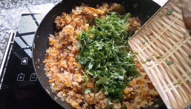 Step 4 Stir-frying the filling for vegetarian rice rolls in a pan