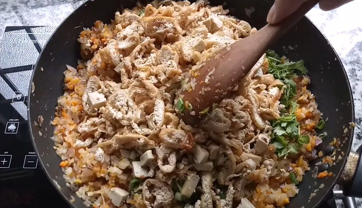 Step 4 Stir-frying the filling for vegetarian rice rolls in a pan