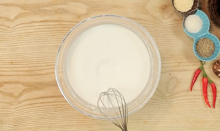 Step 1 Mix the dough for vegetarian rice rolls using a pan