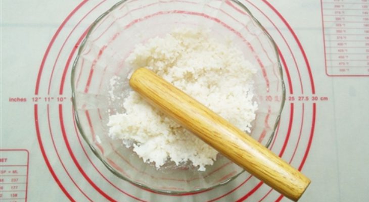 Step 1 Grinding leftover rice for crispy rice cake