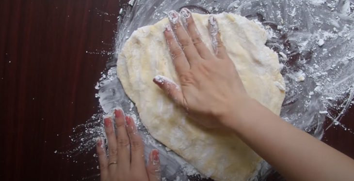 Step 3 Shaping the smiling face and frying the cake Smiling face potato cake