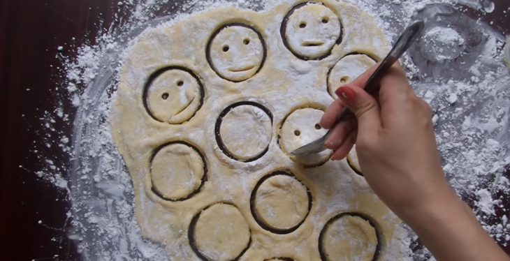 Step 3 Shaping the smiling face and frying the cake Smiling face potato cake