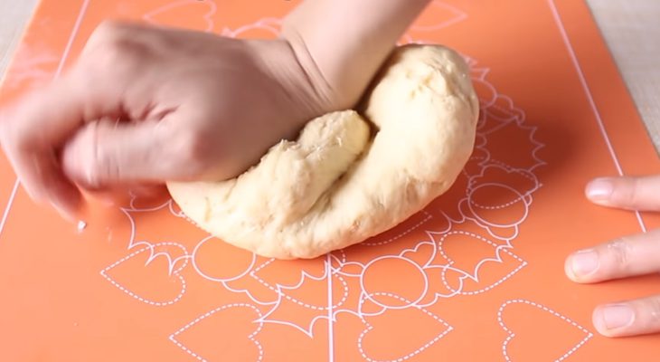 Step 3 Kneading the dough for Spiral Bread