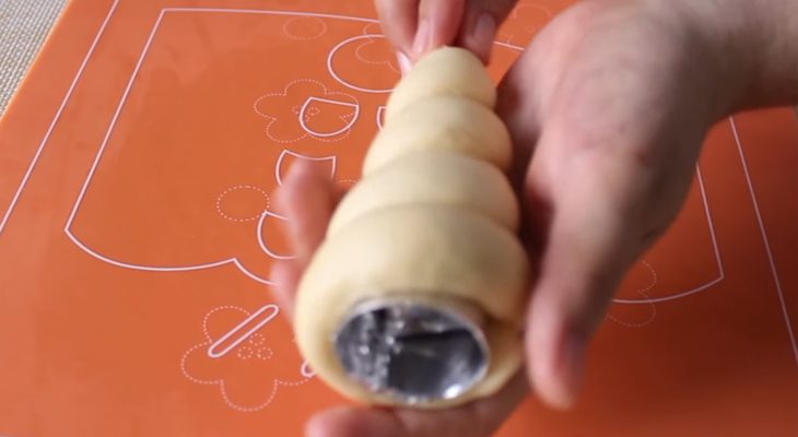 Step 5 Shaping the cake Spiral bread