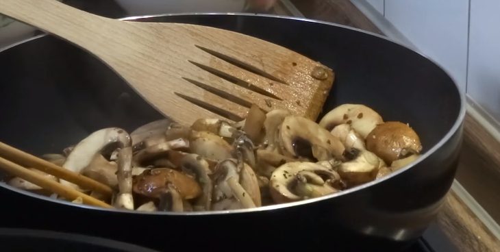 Step 3 Stir-fry the filling Vegetarian pancake