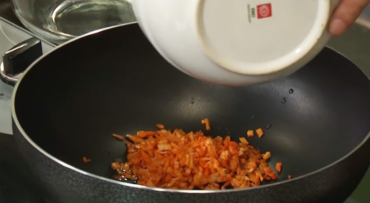 Step 3 Sauté the tofu skin for vegetarian spring rolls