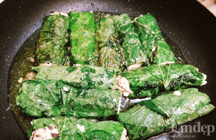 Step 4 Fry the vegetarian beef wrapped in betel leaves