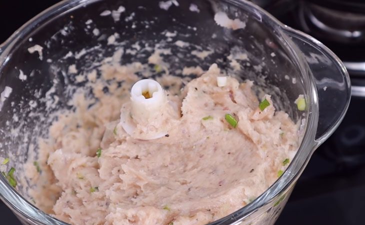 Step 2 Grind the fish cake stuffed with snakehead fish