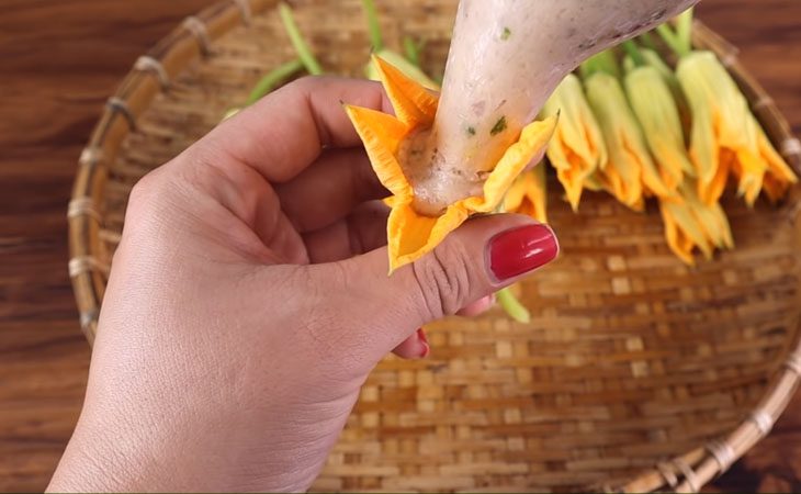 Step 3 Stuffing the zucchini flowers stuffed with snakehead fish