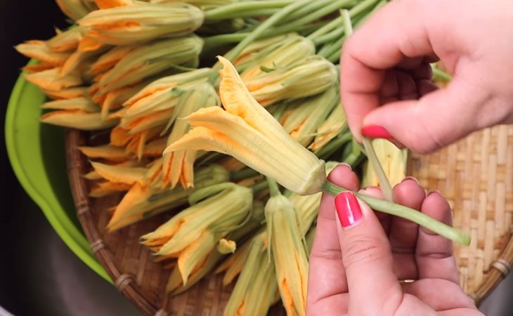 Step 1 Prepare the ingredients for stuffed pumpkin flowers with snakehead fish