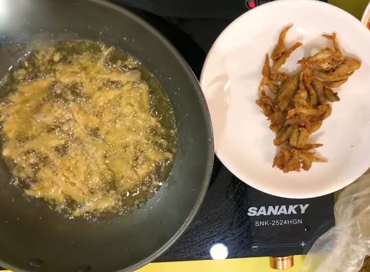 Step 3 Fry the fish Fried fish with tamarind sauce