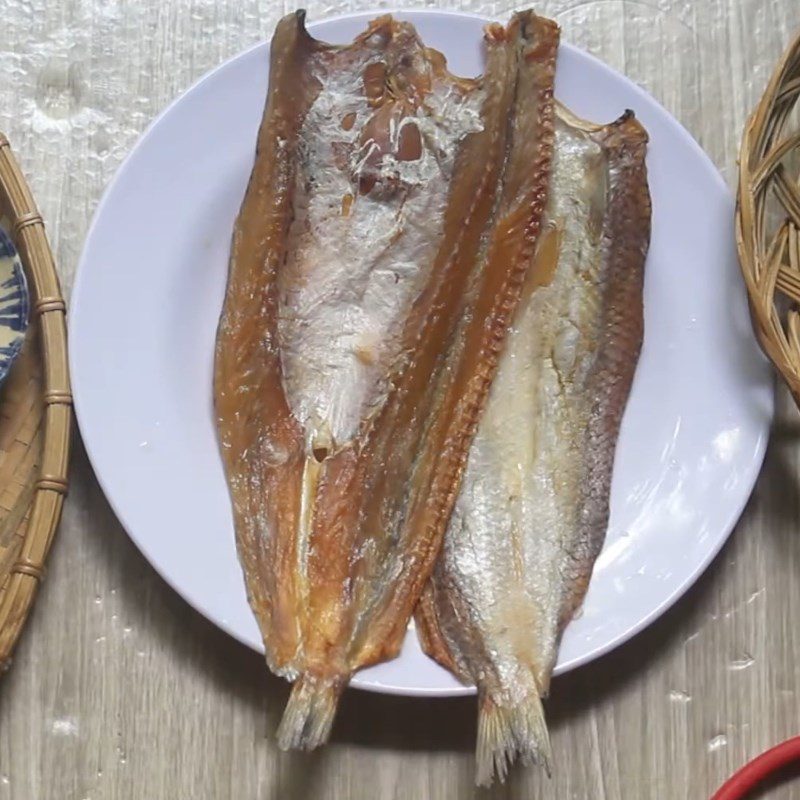 Step 1 Fry dried snakehead fish Fried dried snakehead fish with sugar