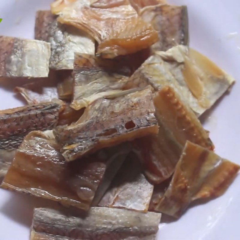 Step 1 Fry dried snakehead fish Fried dried snakehead fish with sugar