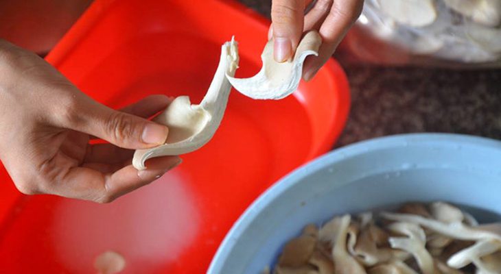 Step 1 Prepare the mushrooms for Vegetarian Chả chén