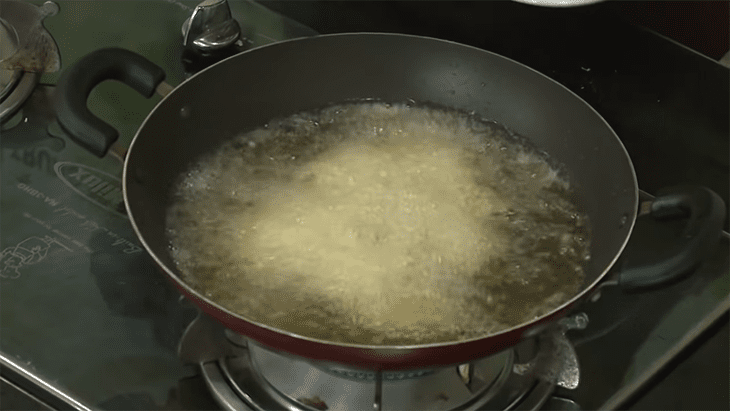 Step 3 Shape and fry the vegetarian mung bean cake