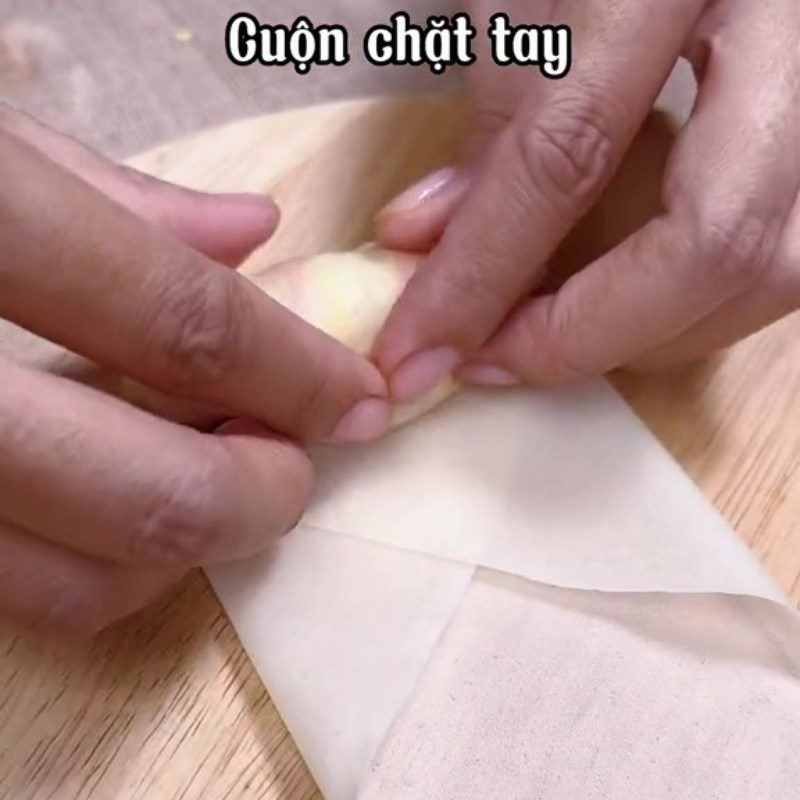 Step 4 Rolling and frying spring rolls Vegetarian spring rolls with lotus seeds