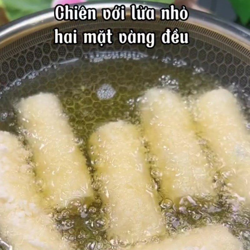 Step 4 Rolling and frying spring rolls Vegetarian spring rolls with lotus seeds