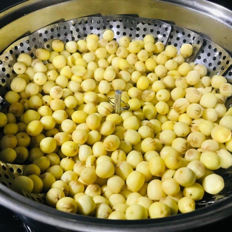 Step 1 Prepare lotus seeds Vegetarian lotus seed spring rolls