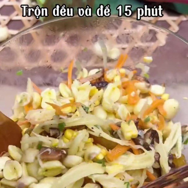Step 3 Mix and stir-fry vegetables Vegetarian spring rolls with lotus seeds