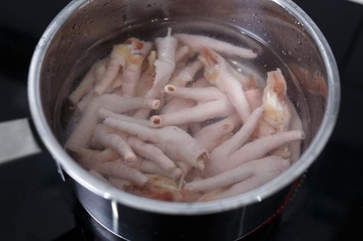 Step 1 Prepare ingredients for Tàu Xì Chicken Feet