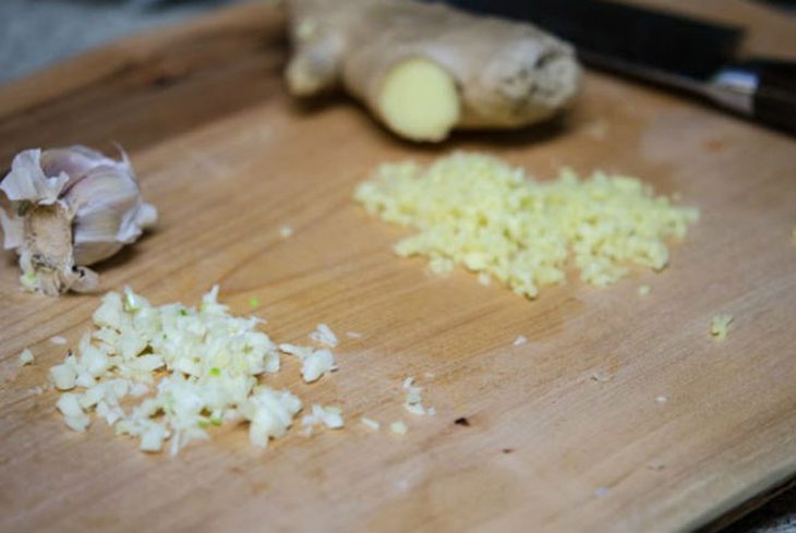 Step 1 Prepare ingredients for Tàu Xì Chicken Feet