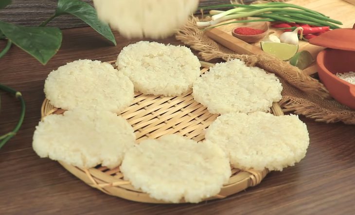 Step 3 Pressing rice and sun-drying Fried rice cake with fish sauce and chili