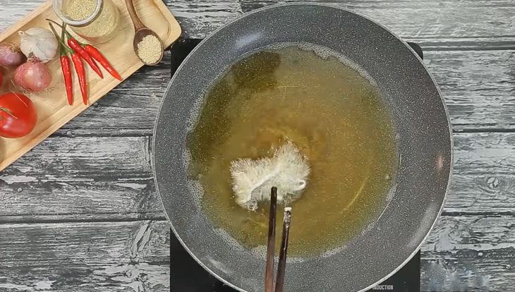 Step 4 Fry the frog skin for crispy frog skin with garlic and chili