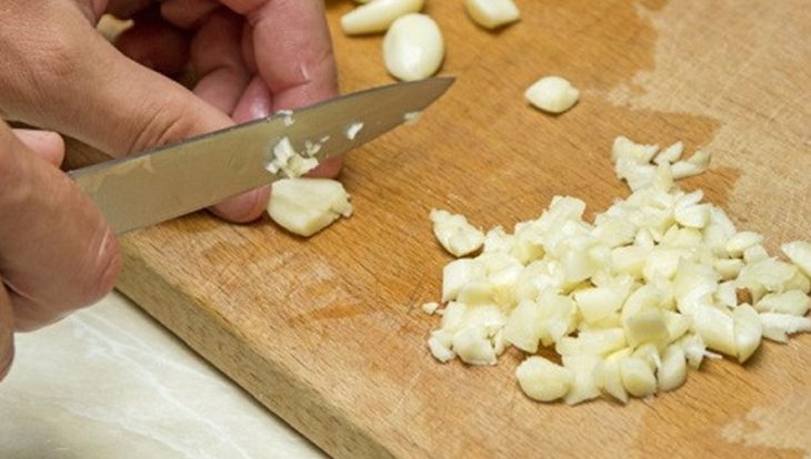 Step 2 Prepare garlic and chili for crispy frog skin with garlic and chili