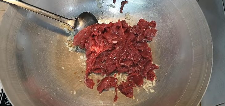 Step 3 Stir-fried beef Banana flower salad