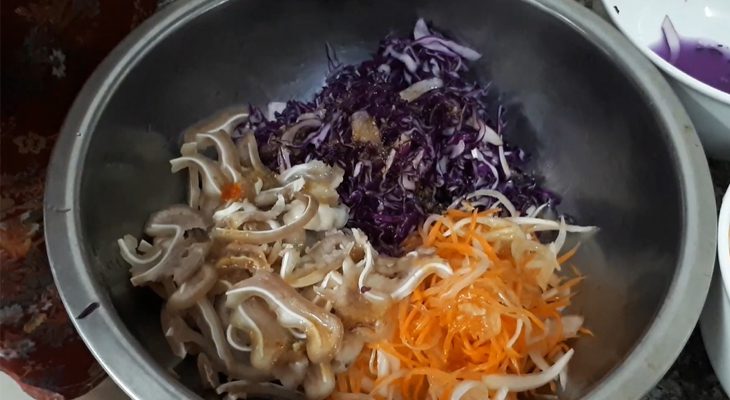 Step 4 Mixing the salad Pig ear cabbage salad