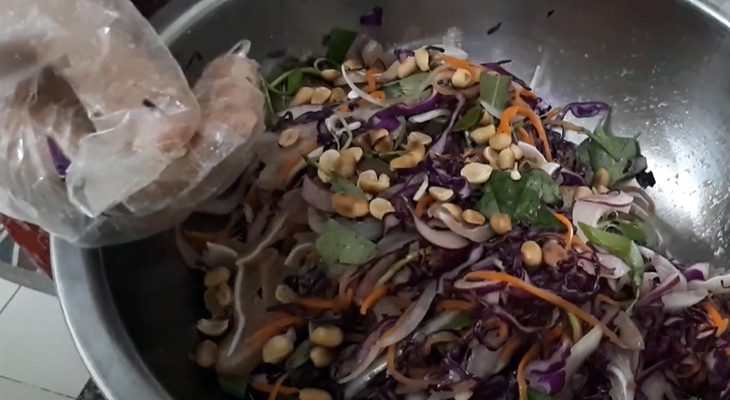 Step 4 Mixing the salad Pig ear cabbage salad