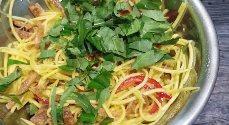 Step 3 Mix the salad Mango Salad with Dried Squid