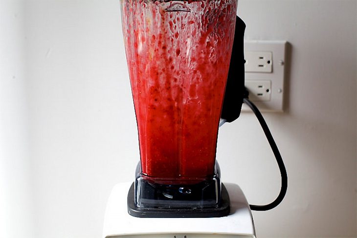 Step 1 Prepare the ingredients for 3-color ice cream using a blender