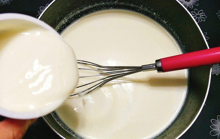 Step 1 Boil the milk mixture for Trang Tien coconut milk ice cream