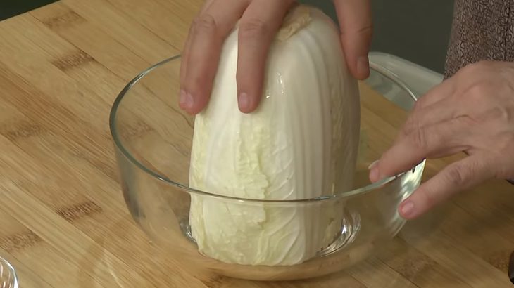 Step 1 Prepare ingredients for vegetarian napa cabbage kimchi