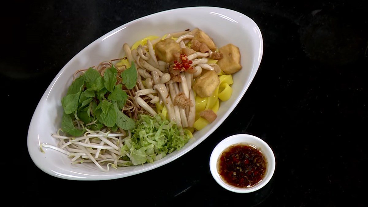 Vegetarian Mixed Quang Noodles