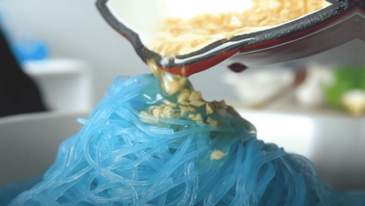 Step 3 Mix the noodles with butterfly pea flowers in Thai style