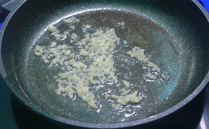 Step 3 Mix the noodles with butterfly pea flowers in Thai style