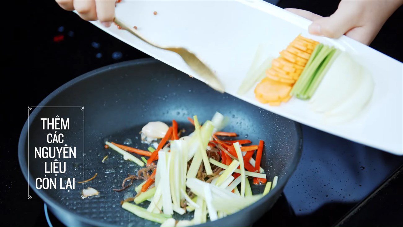 Step 3 Stir-fried pieces Stir-fried vermicelli with crab