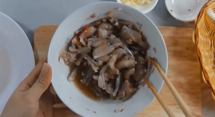 Step 2 Marinate the frog with spices for Braised Frog