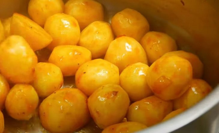 Step 3 Stir-fry potatoes for Gac chicken